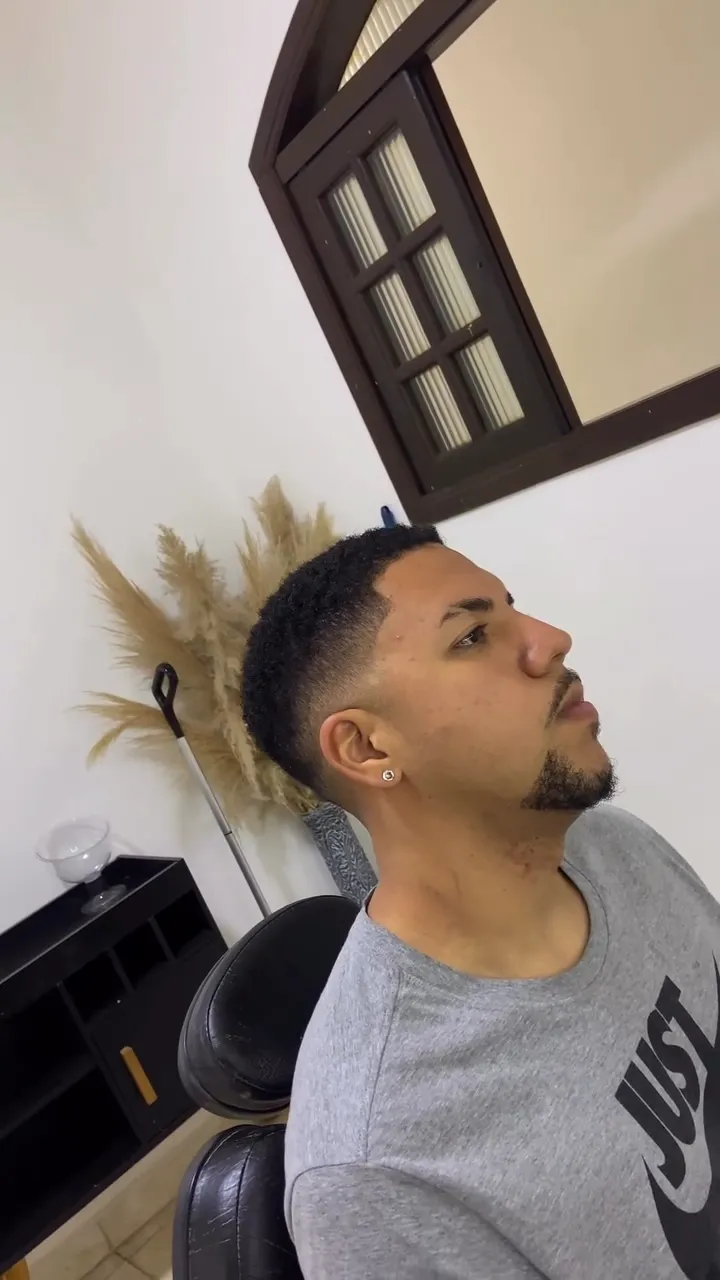 Cliente com degradê, cabelo curto e barba desenhada